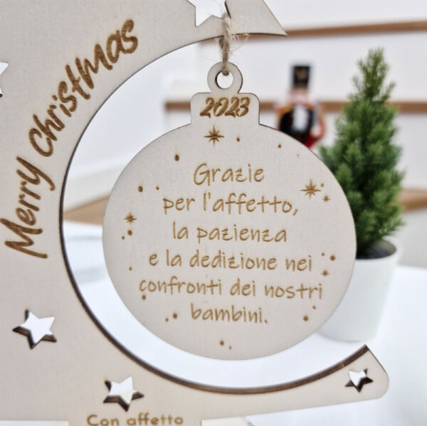 Albero di Natale con pallina regalo maestre - immagine 2