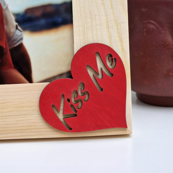 Cornice legno "Stringimi" con cuore "Kiss Me" - immagine 2